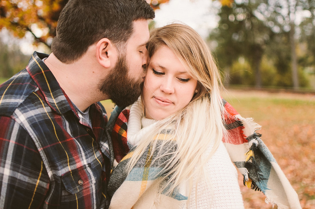 A cozy fall session in Wasena Park in Roanoke, Virginia by Laura Richards Photography