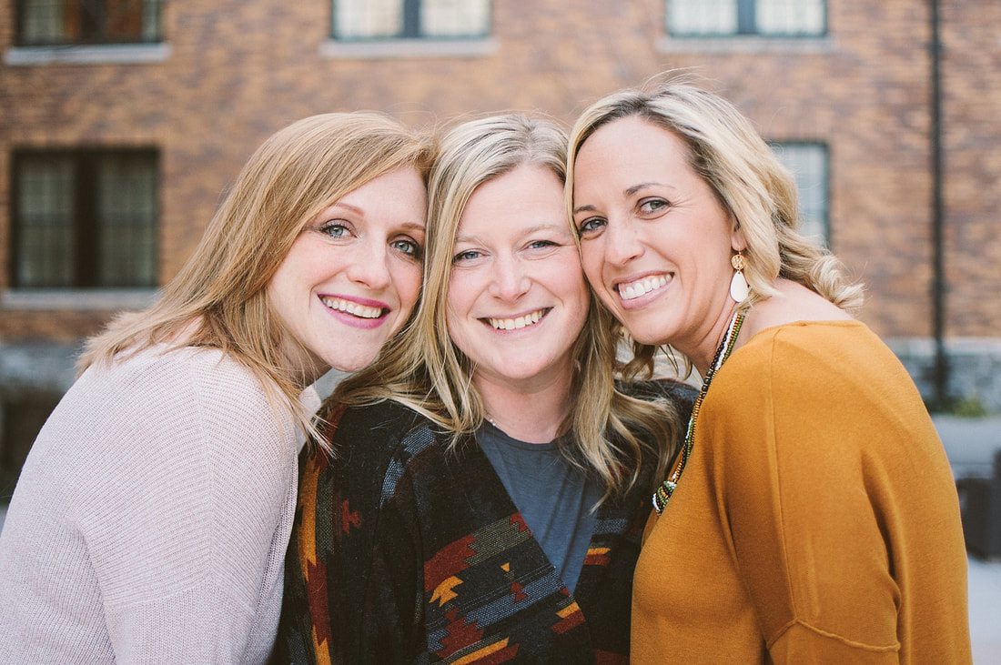 A best friend session in downtown roanoke at the hotel roanoke by laura richards photography