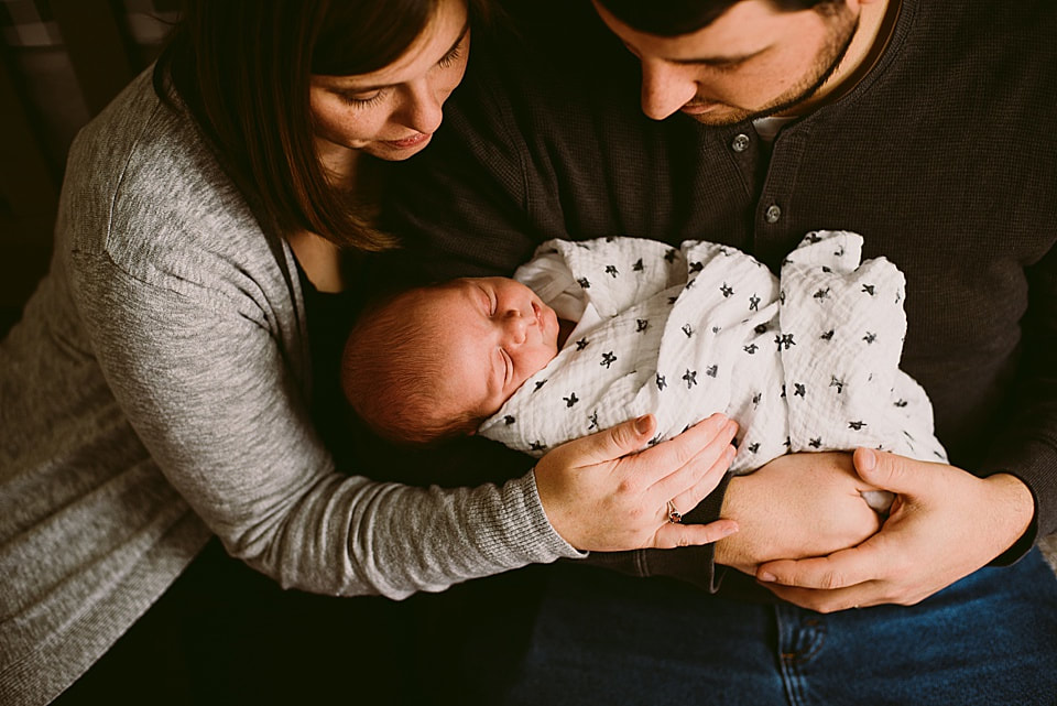 Cozy newborn portraits by Charlottesville photographer Laura Richards