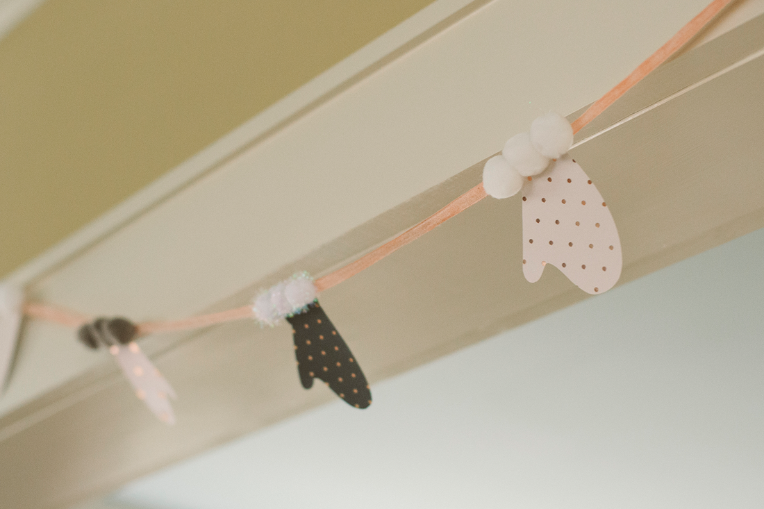 Photo of a DIY mitten garland by Laura Richards Photography