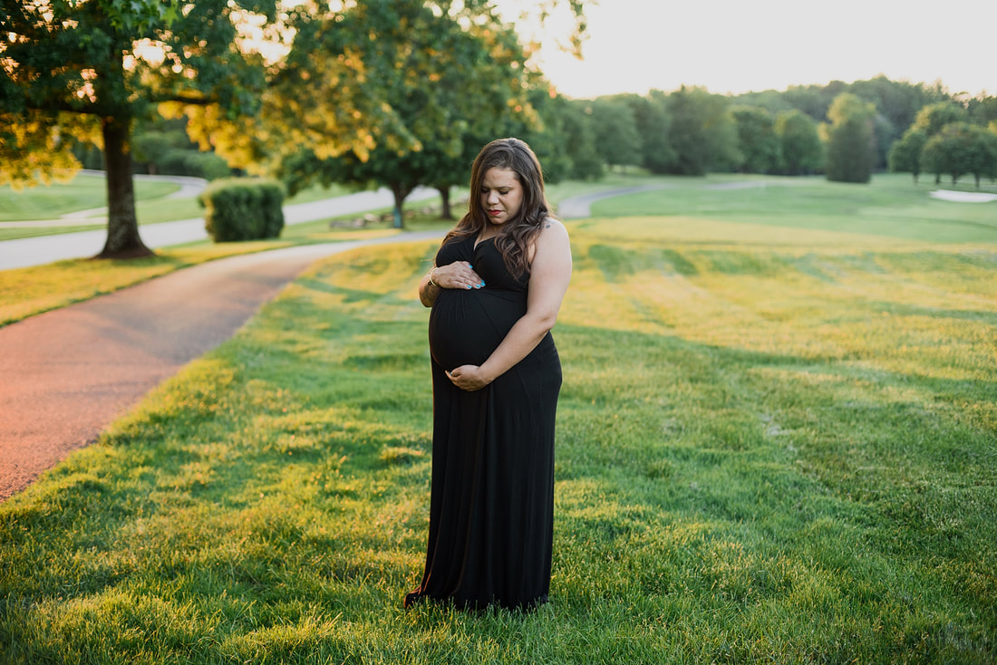 Summer maternity session at Waters Edge Golf Course on Smith Mountain Lake by Laura Richards Photography